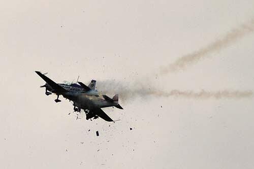 In der Luft kollidierten die beiden Flugzeuge
