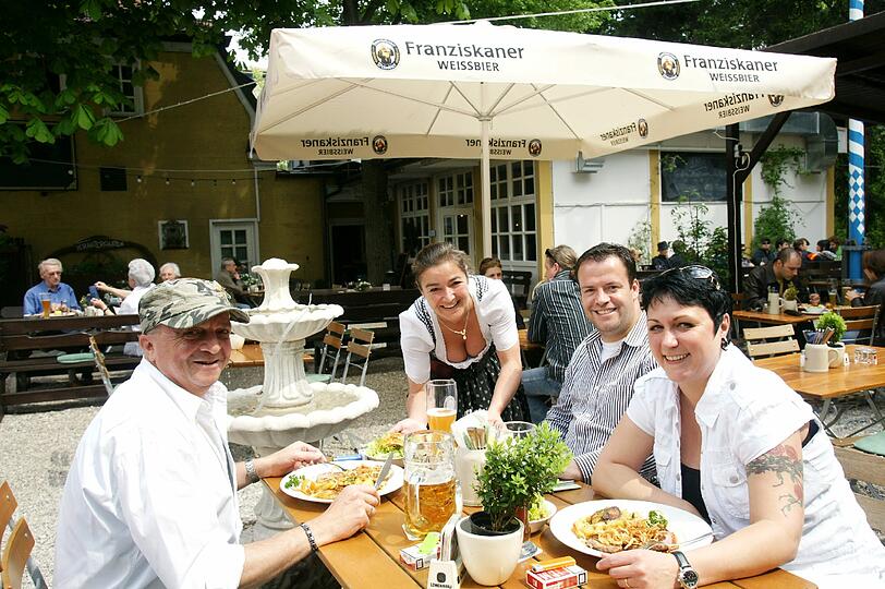 Das Gasthaus war früher einmal das Haus vom Brunnenwärter des Biedersteiner Schlosses - davor ist der Biergarten.