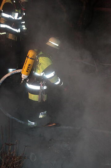 Eine Gartenhütte in Waldkraiburg ist in Flammen aufgegangen. Die Bilder vom Feuerwehr-Einsatz
