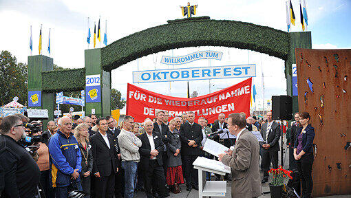 Beim Gedenken an das Oktoberfestattentat wird ein Banner mit der Forderung "Für die Wiederaufnahme des Ermittlungsverfahrens" hochgehalten. Beim Gedenken an das Oktoberfestattentat wird ein Banner mit der Forderung "Für die Wiederaufnahme des Ermittlungsverfahrens" hochgehalten.