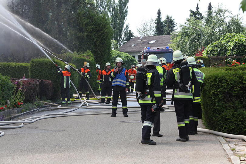 Rauchschwaden in Eiselfing: Ein Wohnhaus steht in Flammen.