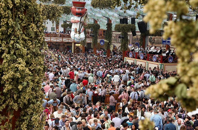 Kaum zu glauben aber knapp ein Drittel der Befragten will nicht nur Münchner Brauereien auf der Wiesn sehen, sondern auch internationale Biere im Ausschank haben.