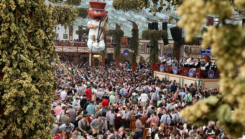 Kaum zu glauben aber knapp ein Drittel der Befragten will nicht nur Münchner Brauereien auf der Wiesn sehen, sondern auch internationale Biere im Ausschank haben. Kaum zu glauben aber knapp ein Drittel der Befragten will nicht nur Münchner Brauereien auf der Wiesn sehen, sondern auch internationale Biere im Ausschank haben.