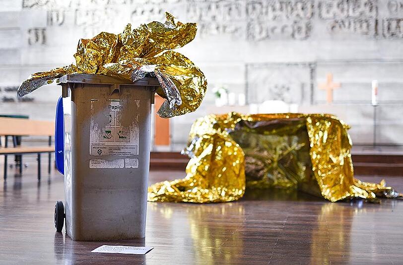 Die Künstlerin hat aus der Not eine Tugend gemacht und die Mülltonne einfach in ihr Kunstwerk miteinbezogen.