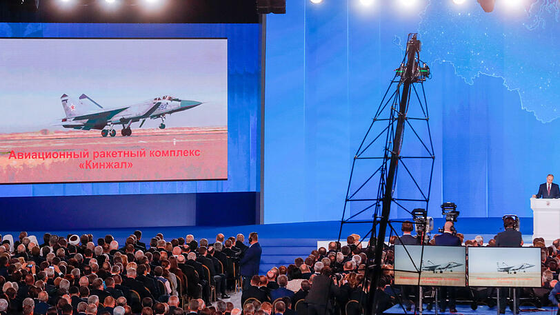 Russlands Präsident Wladimir Putin stellt in seiner Rede an die Nation neue Waffensysteme vor.