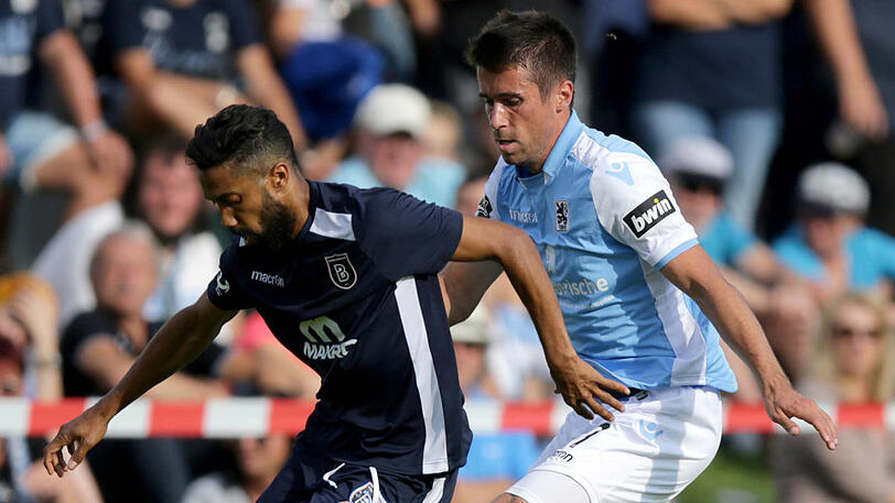 Stefan Lex (rechts) contra Gael Clichy (Basaksehir Istanbul).