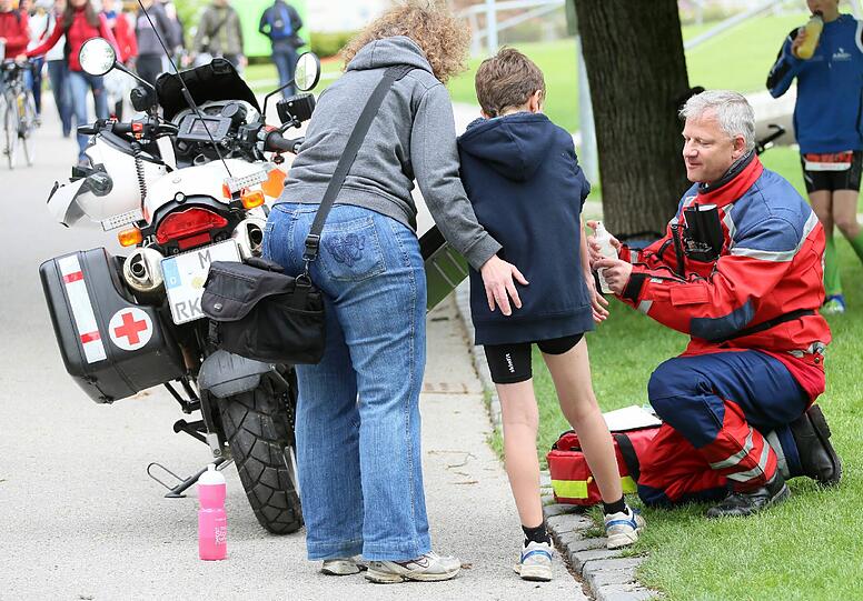 ...doch nach kurzer Verarztung konnte es schnell weitergehen. Sehen Sie hier die Bilder vom Triathlon in Milbertshofen...