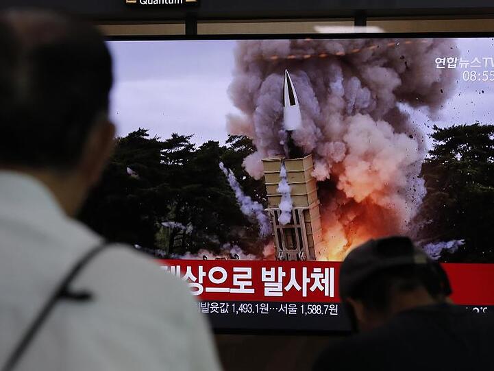 Der Raketentest wird im nordkoreanischen Fernsehen übertragen.