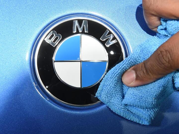 Das BMW-Logo an einem Wagen des Konzerns wird poliert. Foto: Uli Deck/Archivbild