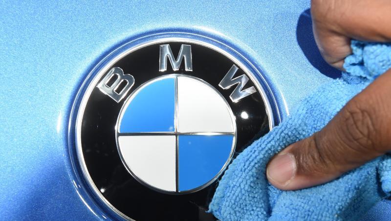 Das BMW-Logo an einem Wagen des Konzerns wird poliert. Foto: Uli Deck/Archivbild Das BMW-Logo an einem Wagen des Konzerns wird poliert. Foto: Uli Deck/Archivbild