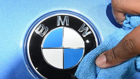 Das BMW-Logo an einem Wagen des Konzerns wird poliert. Foto: Uli Deck/Archivbild