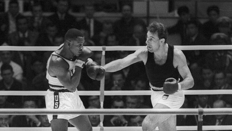 Fast so gut wie Gold: Eine knappe Niederlage gegen die spätere Box-Legende Joe Frazier (l.) bescherte Hans Huber 1964 Olympia-Silber.