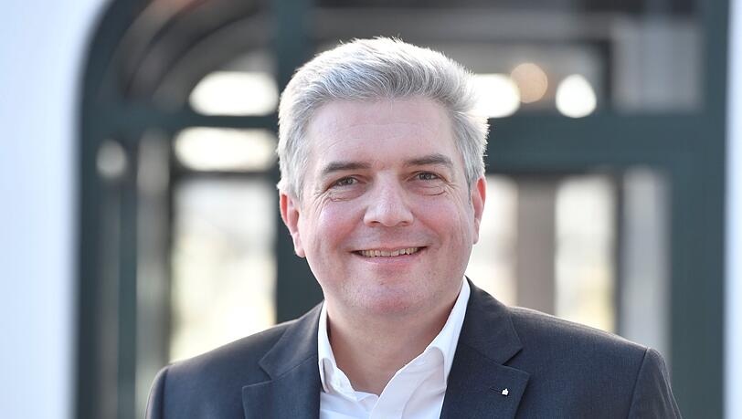 Die Stadtsparkasse München bekennt sich klar zur Nachhaltigkeit und hat nachhaltiges Handeln fest in ihrer Geschäftsstrategie verankert. Marcus Betz, stellvertretendes Mitglied des Vorstandes und Leiter "Unternehmens-, Firmenkunden und Bauträger" bei der Stadtsparkasse München, über die Bedeutung von Nachhaltigkeit in der strategischen Unternehmensplanung. Die Stadtsparkasse München bekennt sich klar zur Nachhaltigkeit und hat nachhaltiges Handeln fest in ihrer Geschäftsstrategie verankert. Marcus Betz, stellvertretendes Mitglied des Vorstandes und Leiter "Unternehmens-, Firmenkunden und Bauträger" bei der Stadtsparkasse München, über die Bedeutung von Nachhaltigkeit in der strategischen Unternehmensplanung.