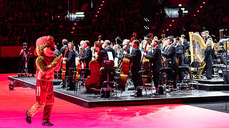 Das Bayerische Staatsorchester mit einem Basketball-Maskottchen.
