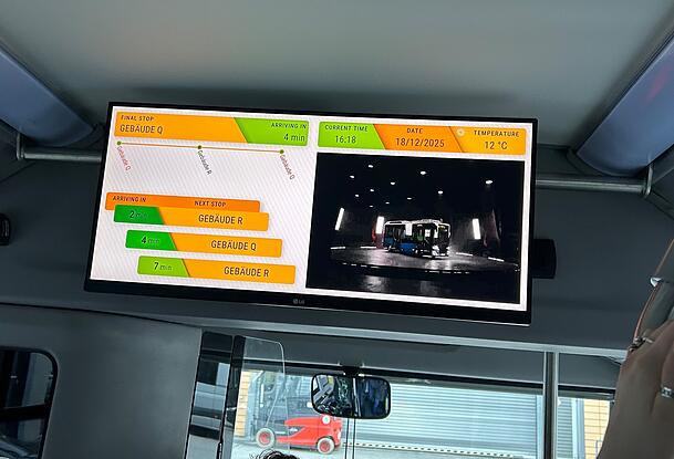 Innenansicht des Karsan/Adastec eAtak: Der Bildschirm zeigt die Route des autonomen Busses während der Testfahrten auf dem SWM-Gelände an der Emmy-Noether-Straße. Innenansicht des Karsan/Adastec eAtak: Der Bildschirm zeigt die Route des autonomen Busses während der Testfahrten auf dem SWM-Gelände an der Emmy-Noether-Straße.