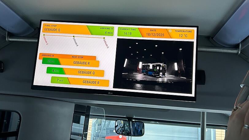 Innenansicht des Karsan/Adastec eAtak: Der Bildschirm zeigt die Route des autonomen Busses während der Testfahrten auf dem SWM-Gelände an der Emmy-Noether-Straße. Innenansicht des Karsan/Adastec eAtak: Der Bildschirm zeigt die Route des autonomen Busses während der Testfahrten auf dem SWM-Gelände an der Emmy-Noether-Straße.