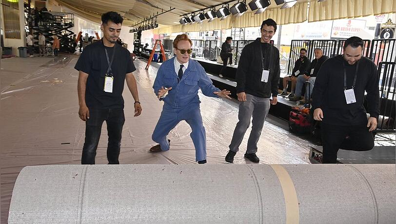 Conan O'Brien rollte den roten Teppich f&uuml;r die Oscars 2026 aus.