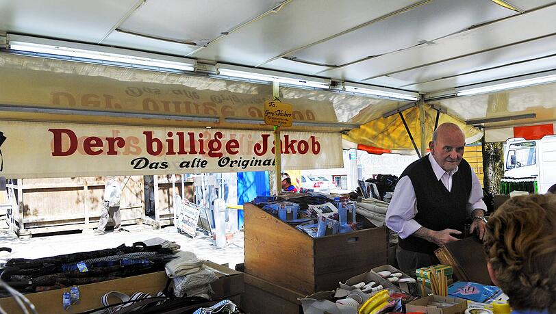 Als „Billiger Jakob“ war Georg Huber mehrere Jahrzehnte auf der Auer Dult vertreten, wie hier 2008. Als „Billiger Jakob“ war Georg Huber mehrere Jahrzehnte auf der Auer Dult vertreten, wie hier 2008.