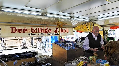 Als &bdquo;Billiger Jakob&ldquo; war Georg Huber mehrere Jahrzehnte auf der Auer Dult vertreten, wie hier 2008.