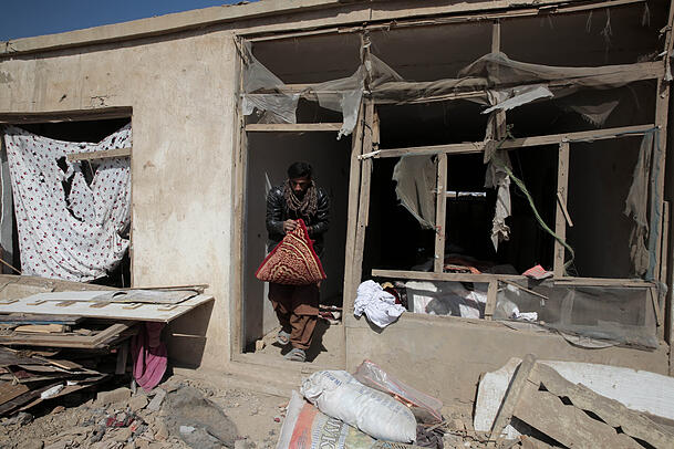 März 2026: Ein Mann verlässt ein Gebäude in Kabul, das in der Nacht durch einen pakistanischen Luftangriff am Stadtrand getroffen wurde. März 2026: Ein Mann verlässt ein Gebäude in Kabul, das in der Nacht durch einen pakistanischen Luftangriff am Stadtrand getroffen wurde.