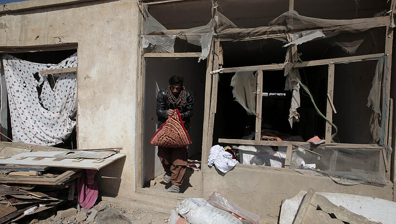 März 2026: Ein Mann verlässt ein Gebäude in Kabul, das in der Nacht durch einen pakistanischen Luftangriff am Stadtrand getroffen wurde. März 2026: Ein Mann verlässt ein Gebäude in Kabul, das in der Nacht durch einen pakistanischen Luftangriff am Stadtrand getroffen wurde.