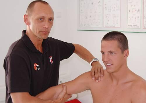 Alles okay: Casey Jacobsen beim Medizin-Check bei Bambergs Mannschaftsarzt Andreas Först.
