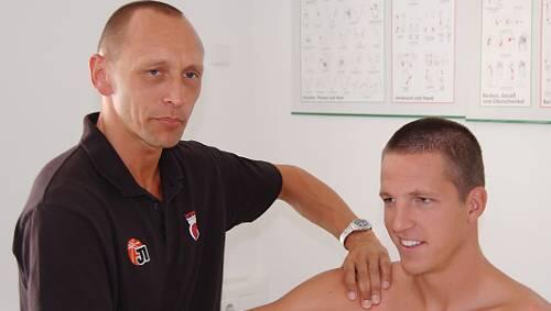 Alles okay: Casey Jacobsen beim Medizin-Check bei Bambergs Mannschaftsarzt Andreas Först. Alles okay: Casey Jacobsen beim Medizin-Check bei Bambergs Mannschaftsarzt Andreas Först.