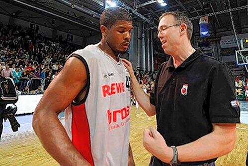 "Ein echter Kracher": Brose-Coach Chris Fleming mit seinem Neuzugang Kyle Hines.