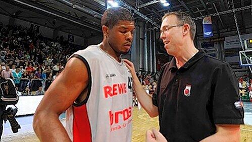 "Ein echter Kracher": Brose-Coach Chris Fleming mit seinem Neuzugang Kyle Hines. "Ein echter Kracher": Brose-Coach Chris Fleming mit seinem Neuzugang Kyle Hines.