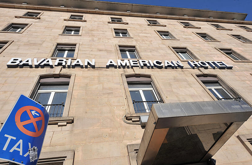 Seit Jahren steht das frühere Bavarian American Hotel am Hauptbahnhof leer. Jetzt soll es wieder verkauft werden.