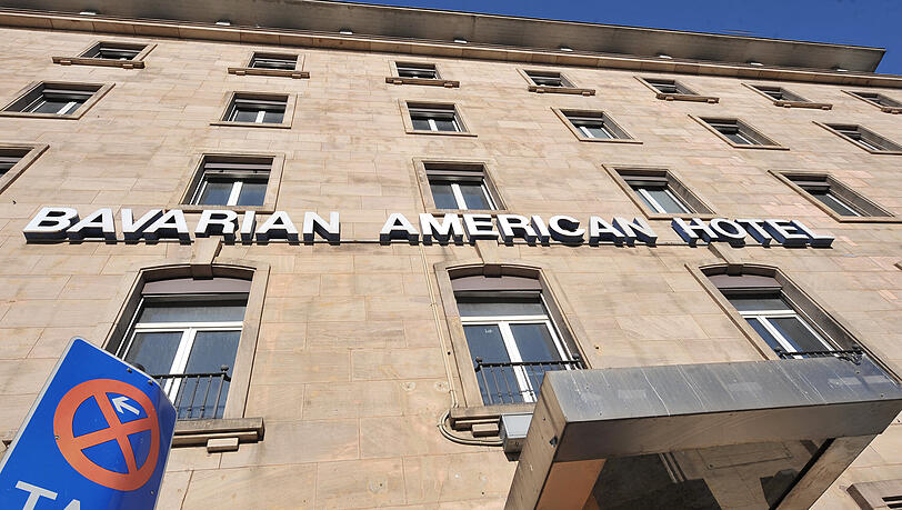 Seit Jahren steht das frühere Bavarian American Hotel am Hauptbahnhof leer. Jetzt soll es wieder verkauft werden. Seit Jahren steht das frühere Bavarian American Hotel am Hauptbahnhof leer. Jetzt soll es wieder verkauft werden.