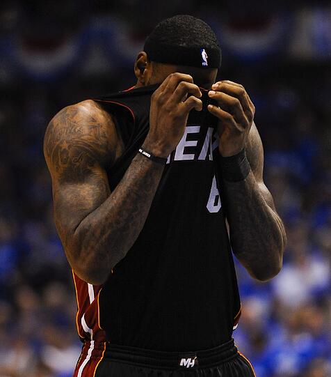 Ein enttäuschter LeBron James konnte seine Miami Heat trotz einem Triple-Double in einem wichtigen Spiel nicht zum Sieg führen.