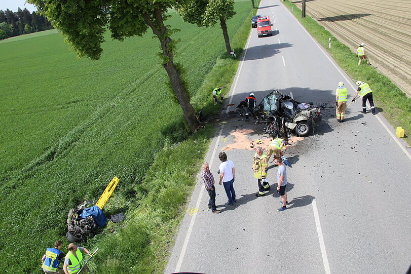 Das Auto ist vollkommen zerstört. Wieso der Fahrer mit seinem Fahrzeug gegen einen Baum prallte, ist bisher noch unklar.