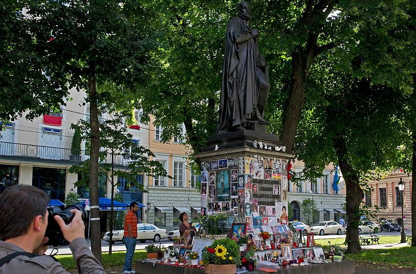 Das Michael-Jackson-Denkmal am Promenadeplatz: Sämtliche Devotionalien kommen jetzt erst mal weg.