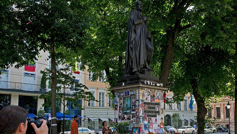 Das Michael-Jackson-Denkmal am Promenadeplatz: Sämtliche Devotionalien kommen jetzt erst mal weg. Das Michael-Jackson-Denkmal am Promenadeplatz: Sämtliche Devotionalien kommen jetzt erst mal weg.