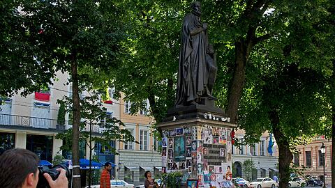 Das Michael-Jackson-Denkmal am Promenadeplatz: Sämtliche Devotionalien kommen jetzt erst mal weg.