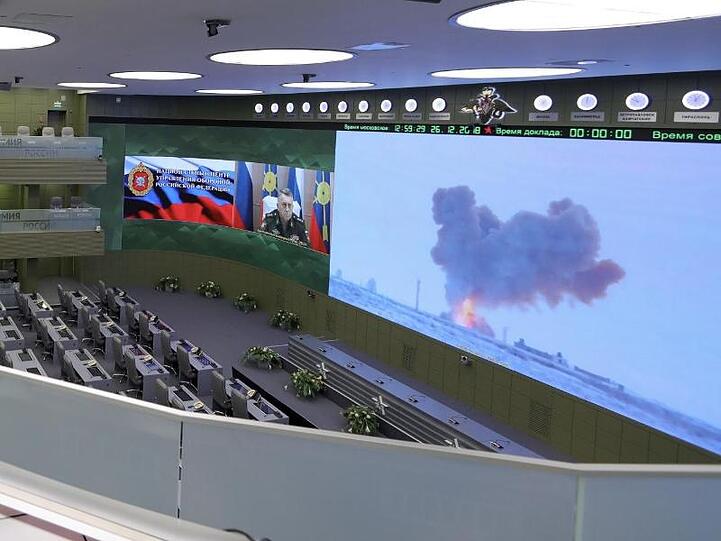 Der Teststart der Hyperschall-Rakete "Avangard" wurde auf einer großen Leinwand im Kontrollraum des russischen Verteidigungsministeriums übertragen.