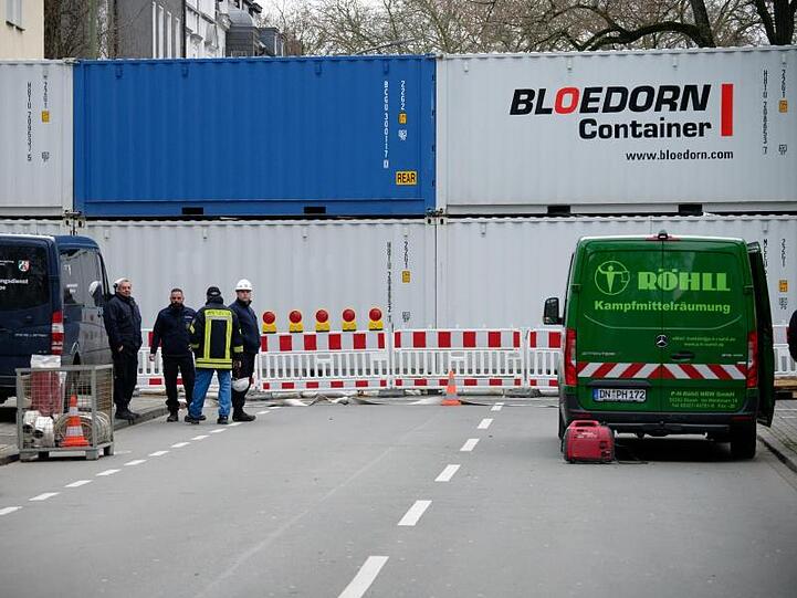 Container stehen zum Schutz vor einer möglichen Bombenexplosion in der Dortmunder Innenstadt.