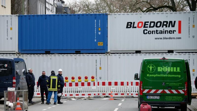 Container stehen zum Schutz vor einer möglichen Bombenexplosion in der Dortmunder Innenstadt. Container stehen zum Schutz vor einer möglichen Bombenexplosion in der Dortmunder Innenstadt.