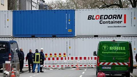 Container stehen zum Schutz vor einer möglichen Bombenexplosion in der Dortmunder Innenstadt.