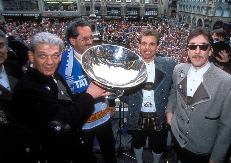 Einer der Höhepunkte des Münchner Eishockeys: Hedos-Trainer Hardy Nilsson, Oberbürgermeister Christian Ude (SPD), Gerd Truntschka und Dieter Hegen (v.l.) mit dem Meisterpokal 1994.