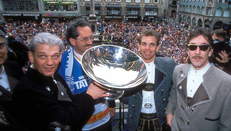 Einer der Höhepunkte des Münchner Eishockeys: Hedos-Trainer Hardy Nilsson, Oberbürgermeister Christian Ude (SPD), Gerd Truntschka und Dieter Hegen (v.l.) mit dem Meisterpokal 1994. Einer der Höhepunkte des Münchner Eishockeys: Hedos-Trainer Hardy Nilsson, Oberbürgermeister Christian Ude (SPD), Gerd Truntschka und Dieter Hegen (v.l.) mit dem Meisterpokal 1994.