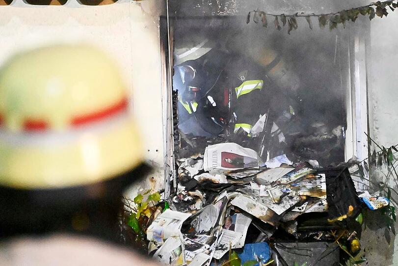 Die Feuerwehr brachte den Brand in dem Reihenmittelhaus in der Theodolindenstraße nach einigen Stunden unter Kontrolle, die Polizei schätzt den Sachschaden auf mehrere Hunderttausend Euro.