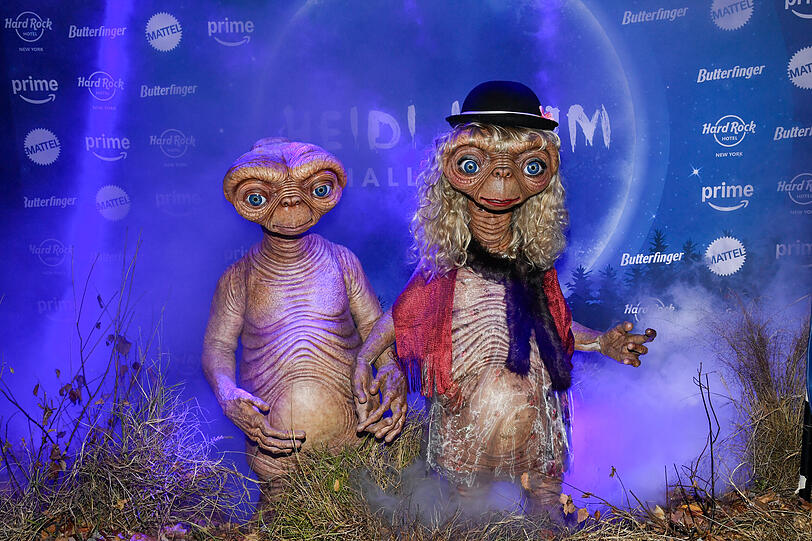 Tom Kaulitz (l) und Heidi Klum feiern als E.T. ihre legendäre Halloween-Party.