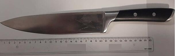 Das 18 Zentimeter lange Messer, mit dem der Mann Fahrgäste in der S7 bei München bedroht hat. Das 18 Zentimeter lange Messer, mit dem der Mann Fahrgäste in der S7 bei München bedroht hat.