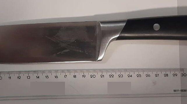 Das 18 Zentimeter lange Messer, mit dem der Mann Fahrgäste in der S5 bei München bedroht hat. Das 18 Zentimeter lange Messer, mit dem der Mann Fahrgäste in der S5 bei München bedroht hat.