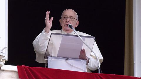 Papst Franziskus muss im Krankenhaus behandelt werden.