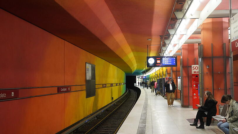 Die Regenbogenfarben am U-Bahnhof Candidplatz bieten den Fahrg&auml;sten eine besondere Aussicht. Die Kurve verst&auml;rkt den Effekt noch.