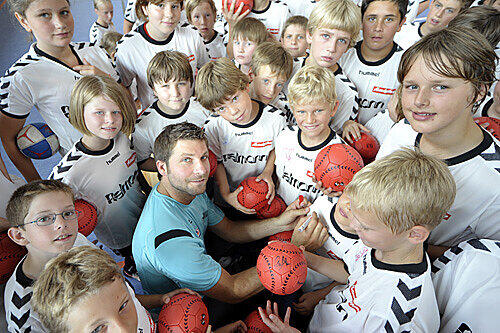 Umringt von seinen Fans: Welthandballer Daniel Stephan