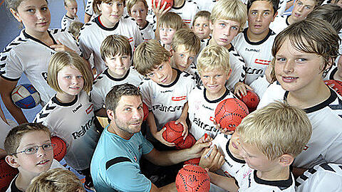 Umringt von seinen Fans: Welthandballer Daniel Stephan